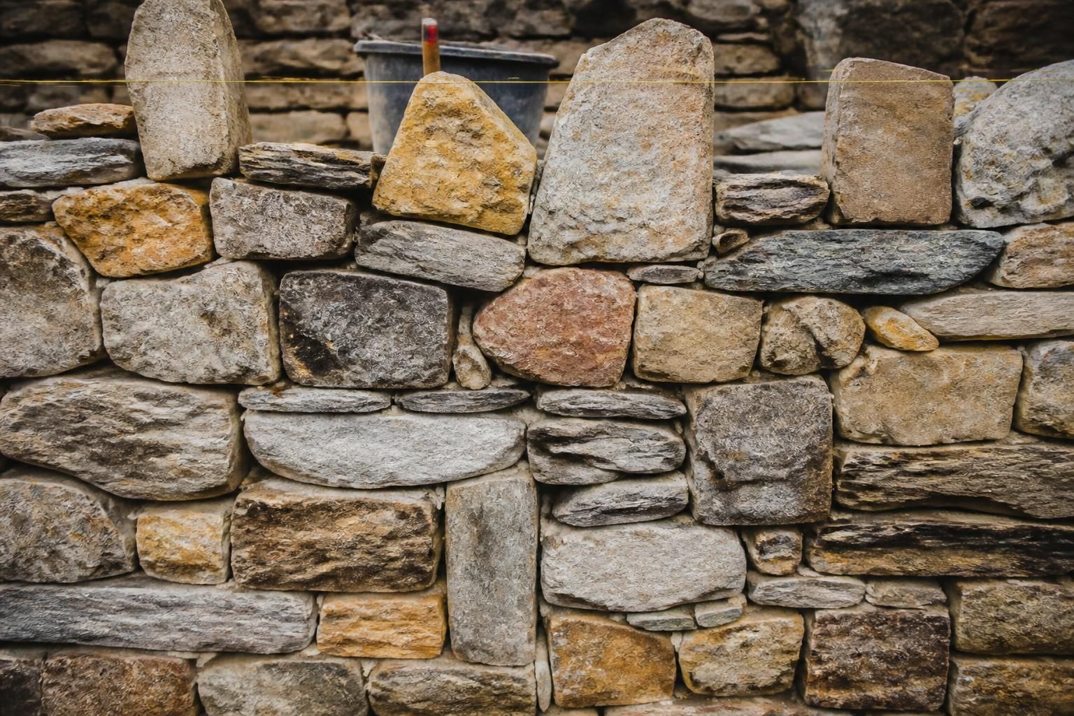 découvrez des conseils pratiques et des étapes simples pour monter un mur en pierre facilement et efficacement, même sans être un expert.