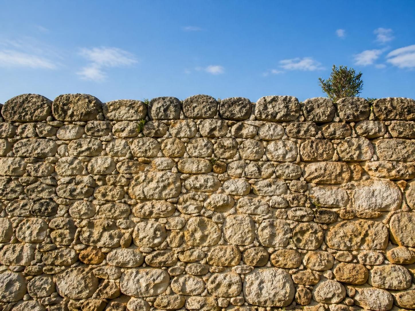 découvrez les meilleures techniques et conseils pour isoler efficacement un mur en pierre et améliorer le confort thermique de votre habitation.