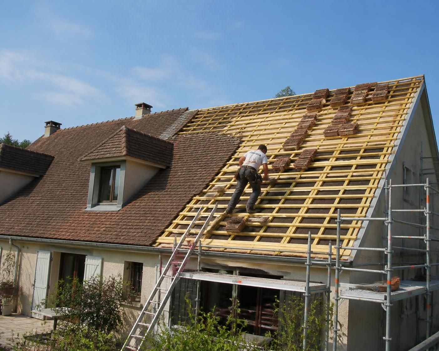 découvrez le prix au m2 pour une rénovation de toiture en 2026 et obtenez des conseils pour budgétiser efficacement vos travaux de toiture.