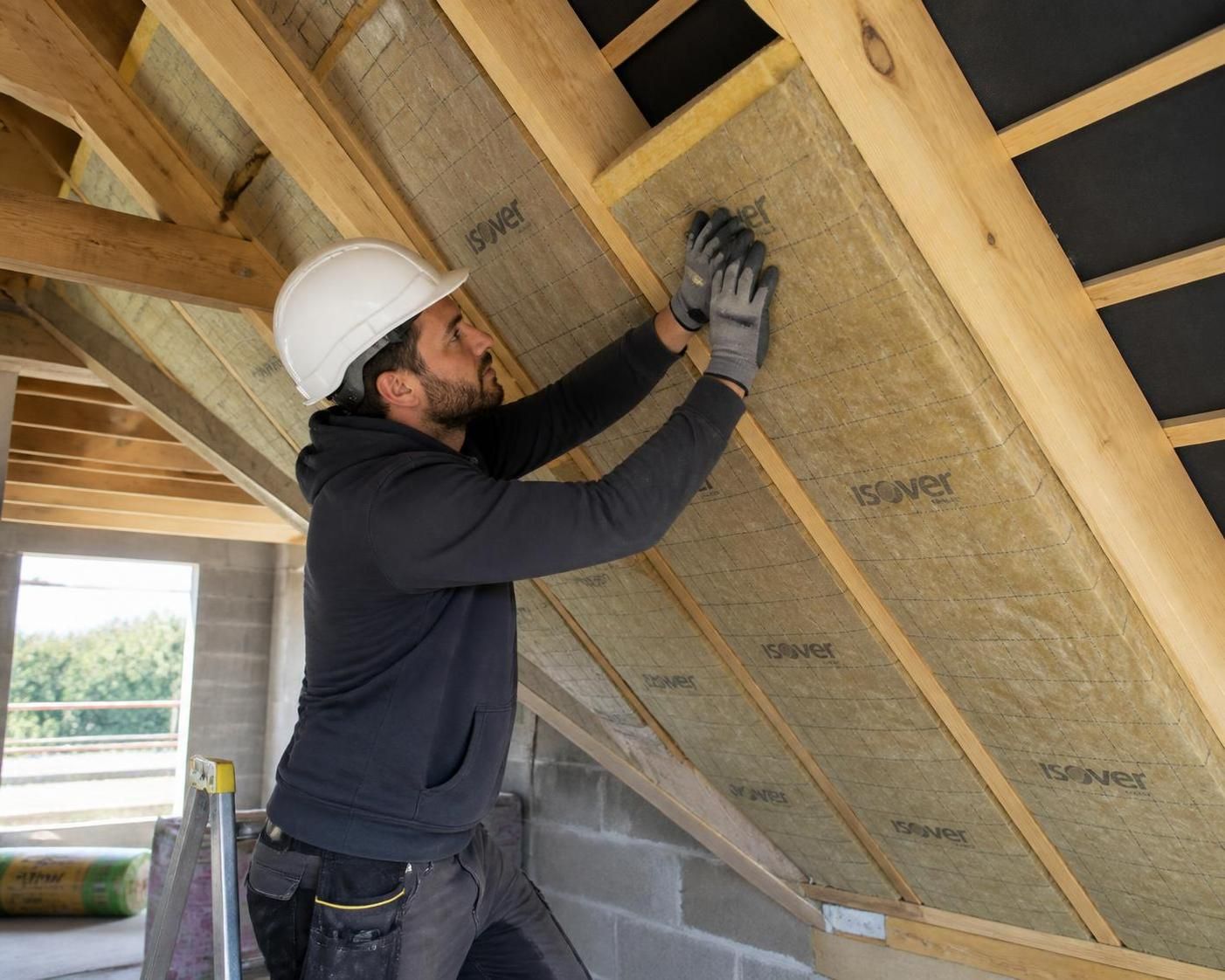 découvrez les tarifs actualisés pour isoler votre toiture en 2026 et optimisez votre confort thermique tout en réalisant des économies d'énergie.