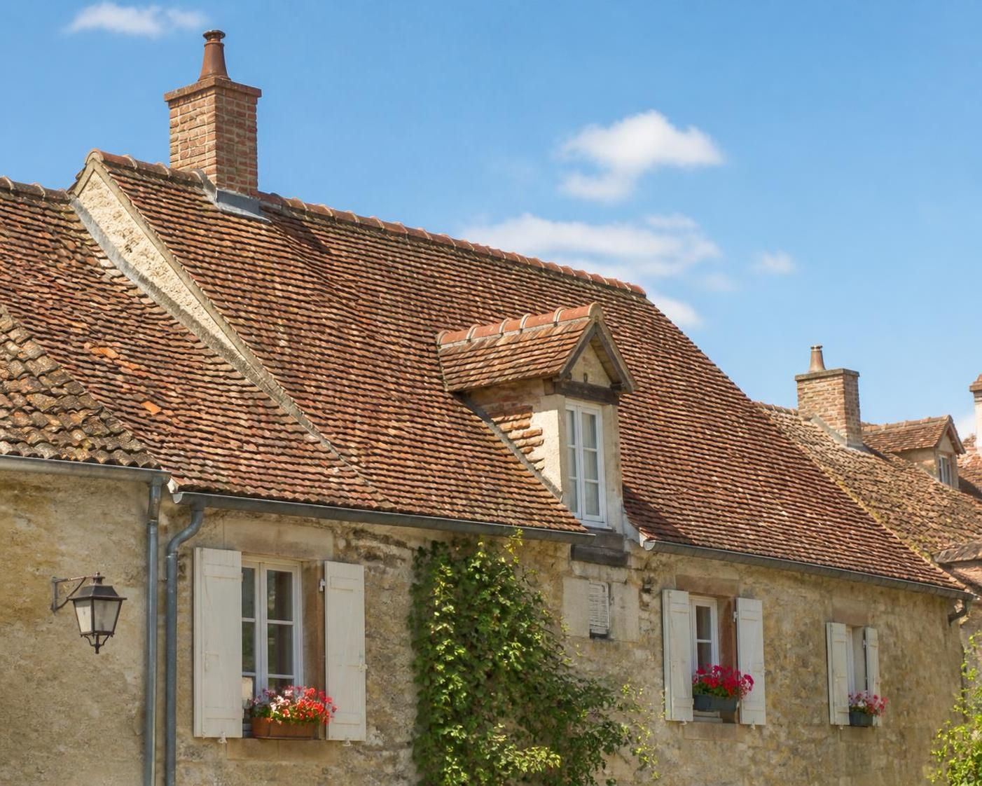 découvrez la durée de vie moyenne d'une toiture en tuile et apprenez les meilleures pratiques pour son entretien afin de préserver son efficacité et son esthétique.