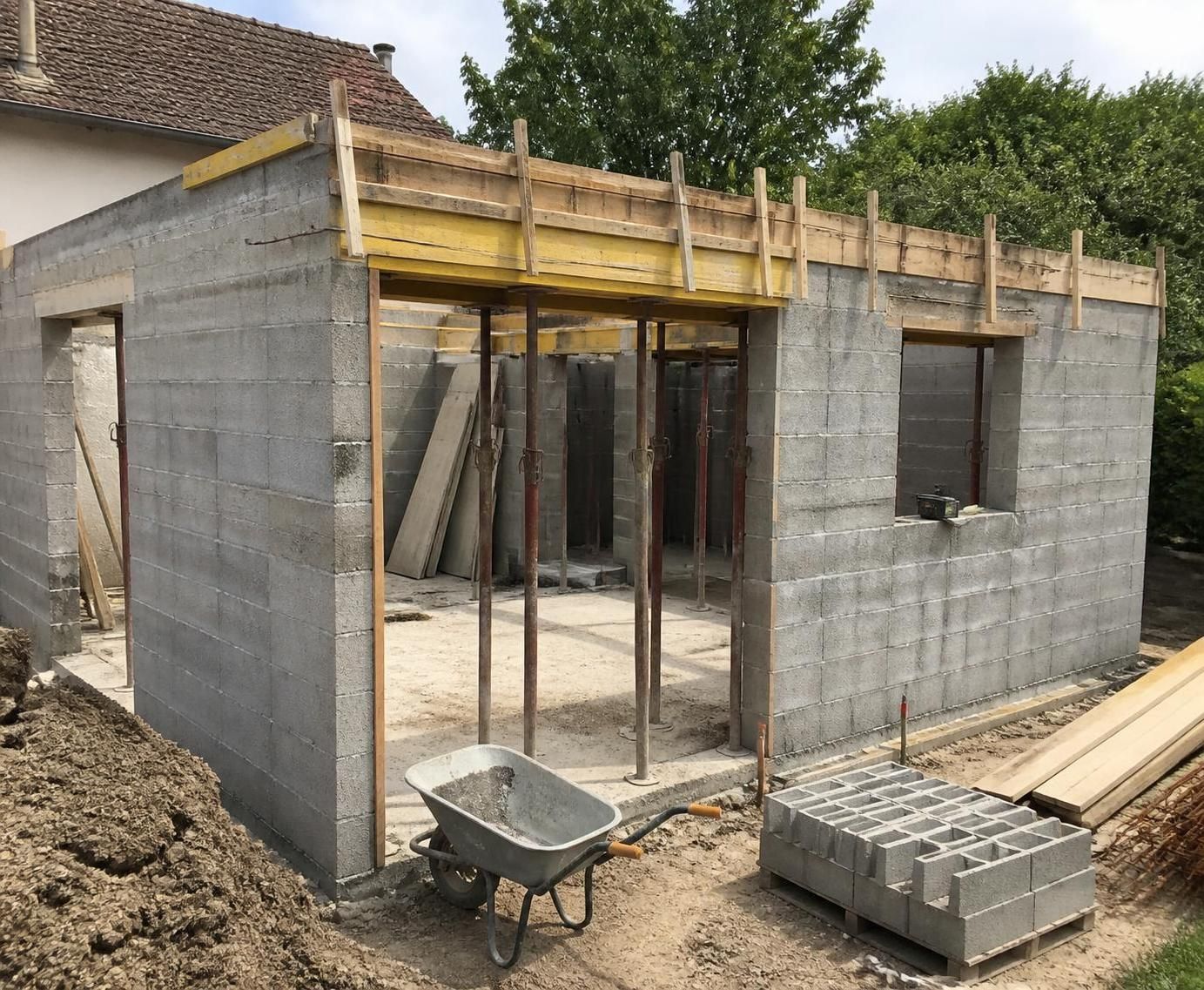 découvrez les avantages de l'extension de maison en parpaing et nos conseils pratiques pour réussir votre projet d'agrandissement durable et économique.