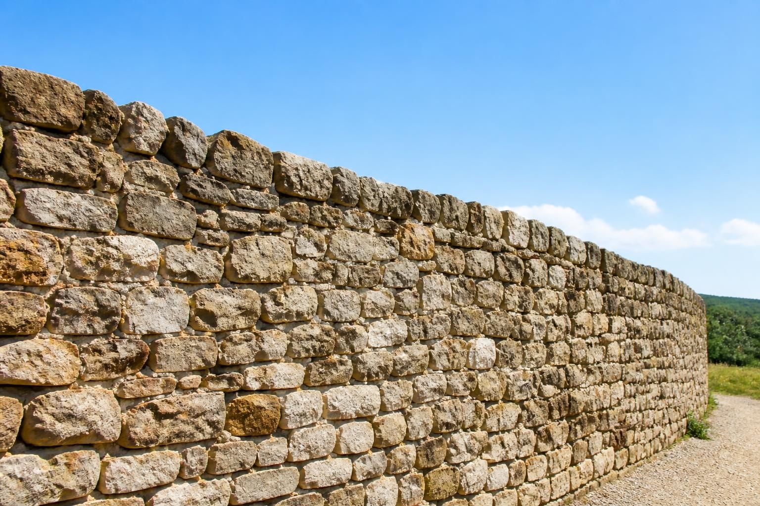 découvrez le prix d’un mur en pierre extérieur en 2026, les facteurs influençant le coût et des conseils pour bien préparer votre projet de construction ou rénovation.