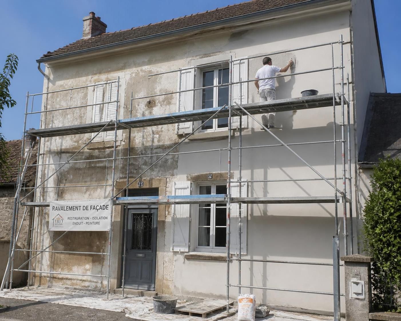 découvrez tout ce qu'il faut savoir sur le ravalement de façade : techniques efficaces, conseils pratiques et étapes clés pour rénover et protéger vos murs extérieurs.